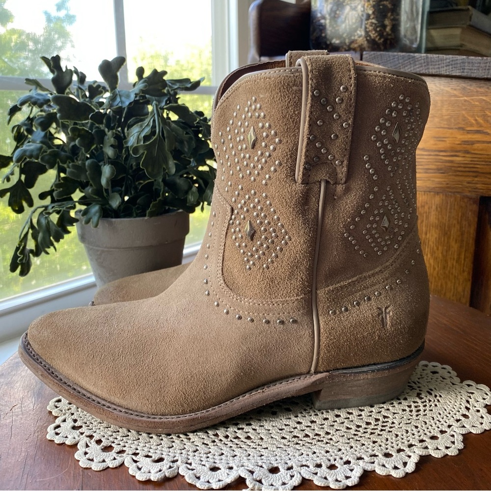 Frye Western Tan Suede Ankle Boots “Billy” Decorative Stitching & Grommets. NEW